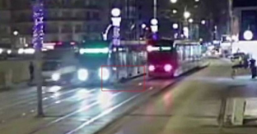 Yaşlı kadın yolun karşısına geçmek isterken tramvayın altında kaldı