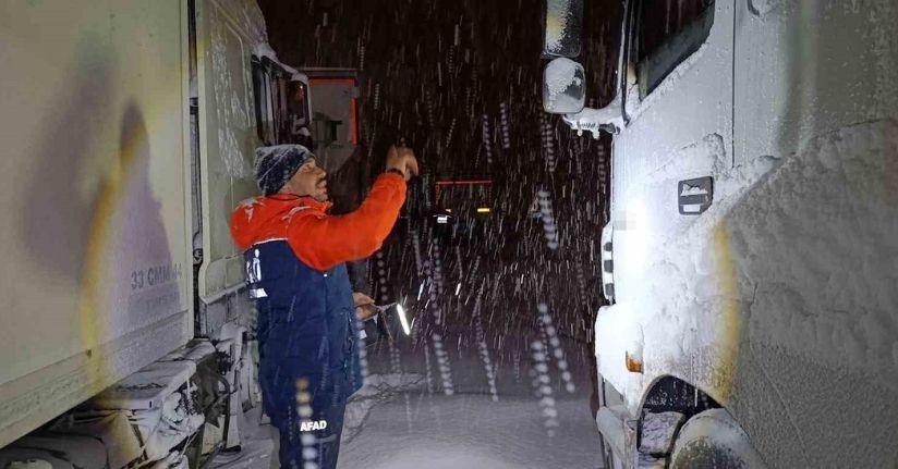 Tendürek’te tipi nedeniyle onlarca araç yolda kaldı