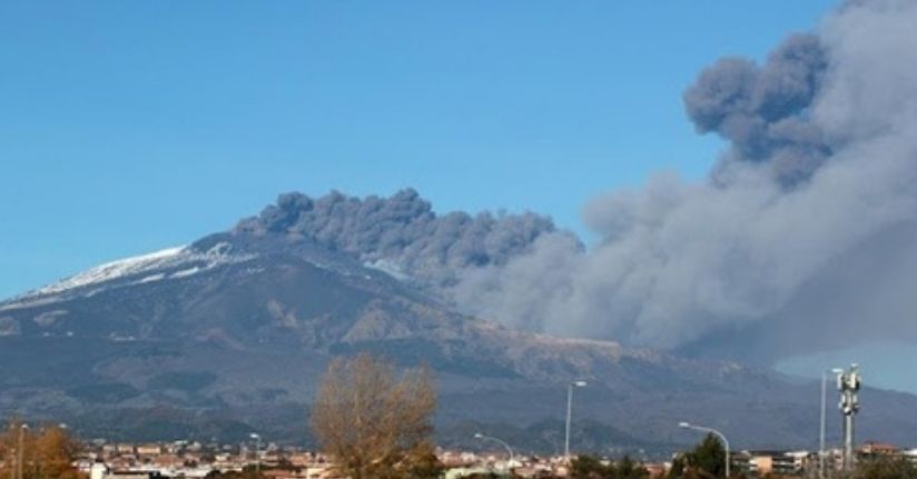 Etna Yanardağı kül ve lav püskürttü
