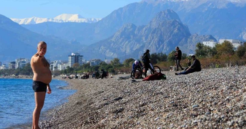 Türkiye karla mücadele ederken Antalya’da deniz sefası