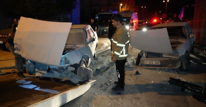  Kafa kafaya çarpışan iki Tofaş otomobil hurdaya döndü: 3 yaralı