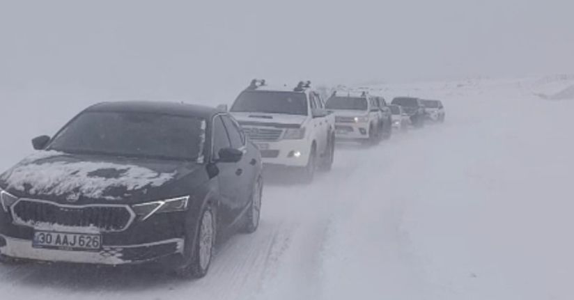 Yüksekova’da tipi ve fırtına nedeniyle 50 araç mahsur kaldı
