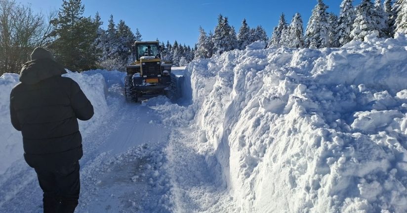 Kastamonu'da kar kalınlığı 2 metreye yaklaştı; 616 köy yolu kapalı
