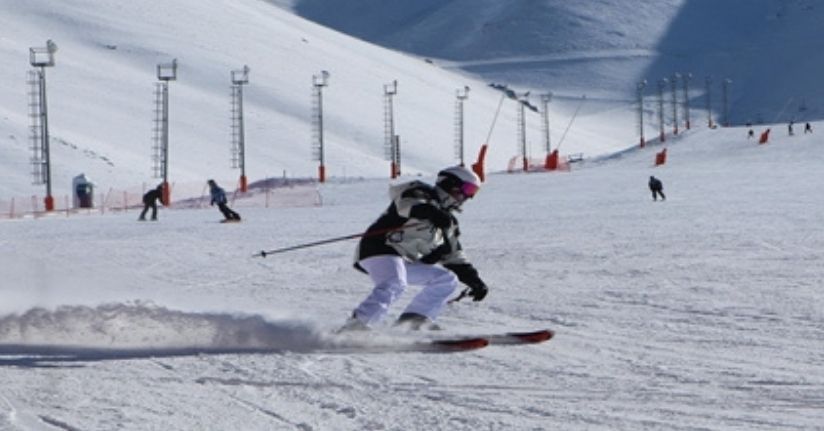 Kar kalınlığı 2 metreyi geçen Palandöken'de kayak keyfi