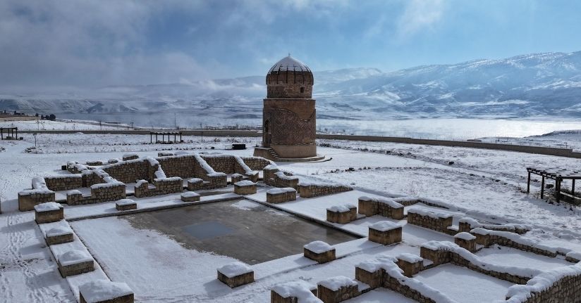 Hasankeyf’te kar yağışı sonrası manzara dronla görüntülendi