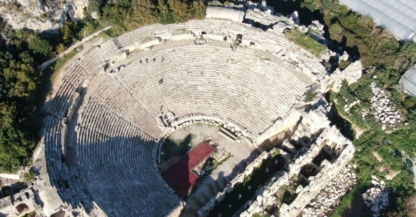 Alüvyonlarla örtülü Anadolu’nun Pompei’si Myra’da kazılar özel mülkiyet sınırlarında ilerliyor