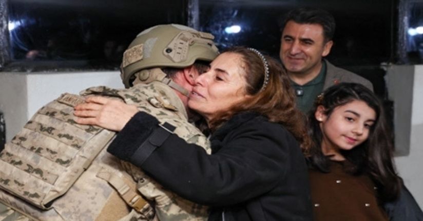 Tunceli’de güvenlik kulesindeki asker, yılbaşında ailesiyle buluşturuldu