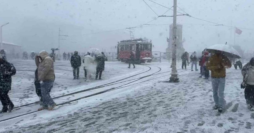 Taksim karla kaplandı