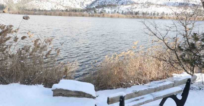Başkentte etkili olan kar yağışı Eymir Gölü’nde kartpostallık görüntüler oluşturdu