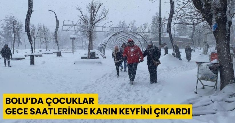 Bolu’da çocuklar gece saatlerinde karın keyfini çıkardı