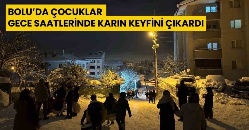 Bolu’da çocuklar gece saatlerinde karın keyfini çıkardı