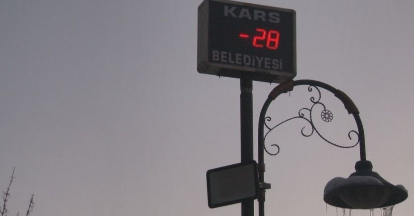Kars buz tuttu: Termometreler eksi 28’i gösterdi