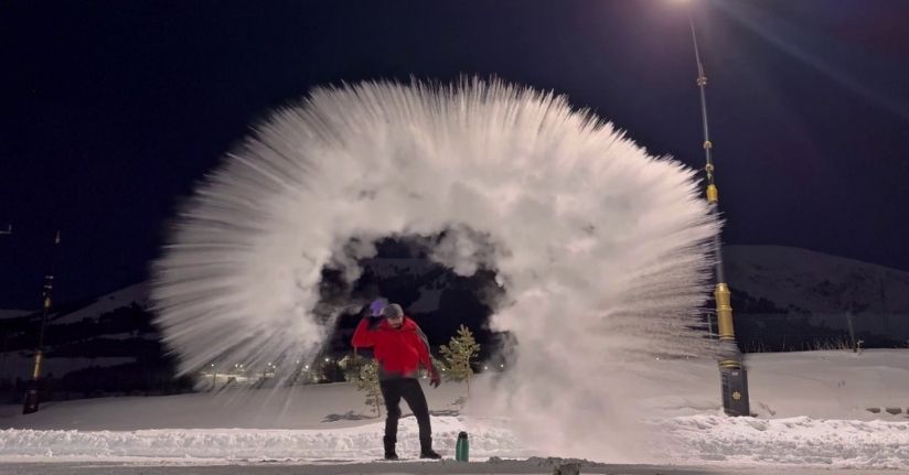 Erzurum’da kaynar su havada dondu