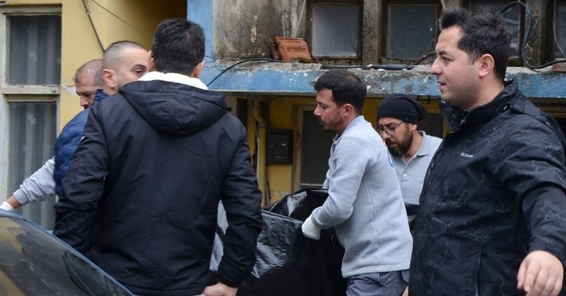 Eşini ve kızını, boğazlarını bıçakla keserek öldürdü