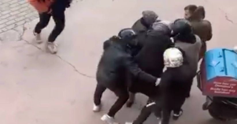 Bursa’da lodosa yakalanan yaşlı kadına kuryeler siper oldu