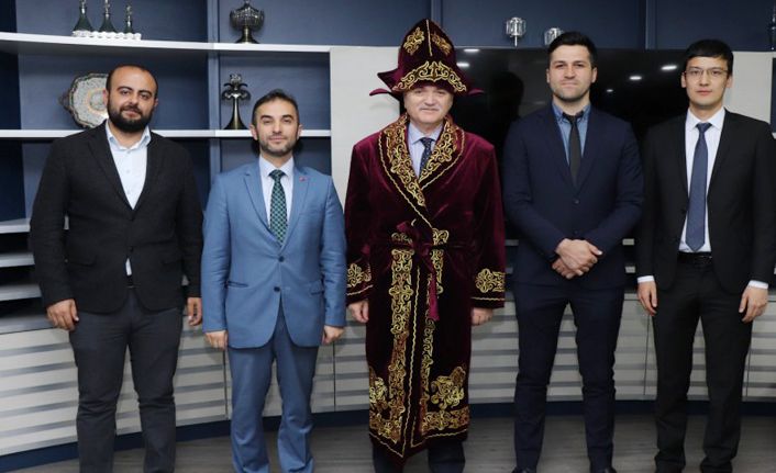 Kazak'lardan Başkan Özlü'ye Ziyaret