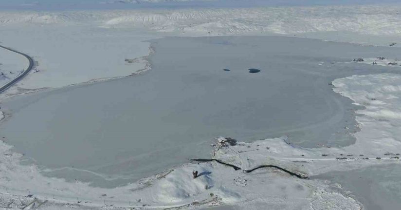 Efsanesi dilden dile dolaşan göl tamamen dondu