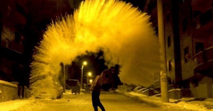 Erzincan’da soğuk havada havaya serpilen kaynar su yere düşmeden buz oldu