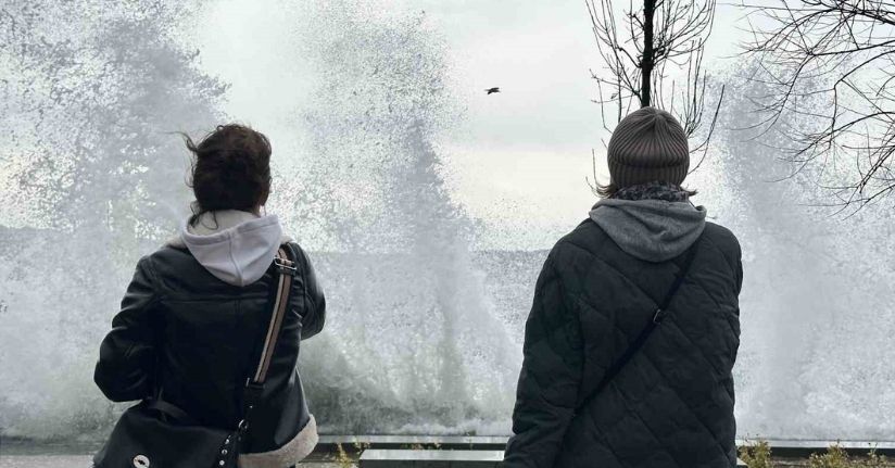 İstanbul’da dev dalgalar oluştu