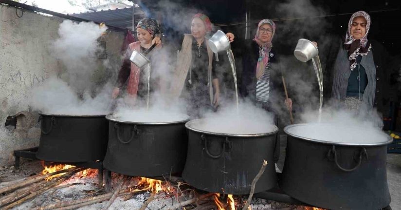 Dalında 5 TL olan turunç, kadınların elinde kara kazanda değer kazandı