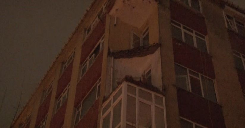 Bahçelievler’de daha önce boşaltılan binanın balkonu sağanak sonrası çöktü