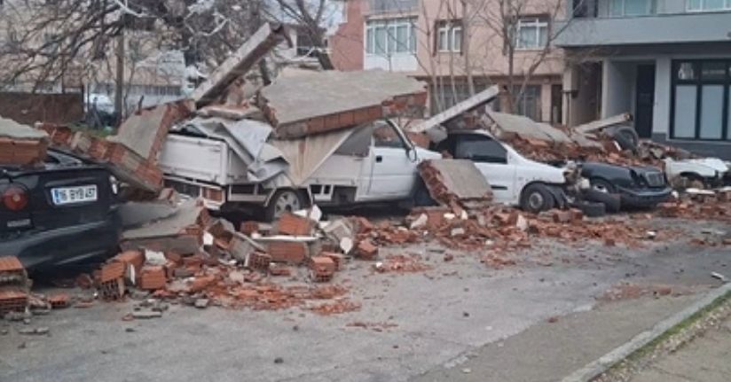 Bursa’da fırtınanın neden olduğu hasar, gündüz görüntülendi