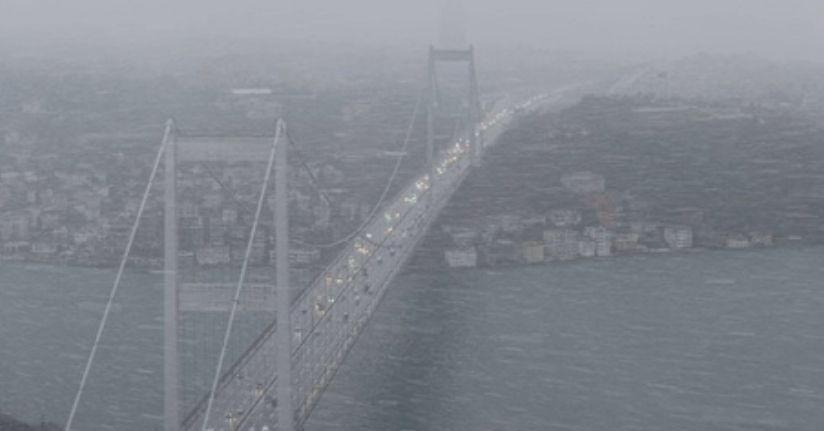 Fatih Sultan Mehmet Köprüsü'nde kar yağışı havadan görüntülendi