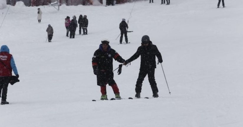Uludağ’da kar kalınlığı 76 santimetreye ulaştı, pistler doldu taştı
