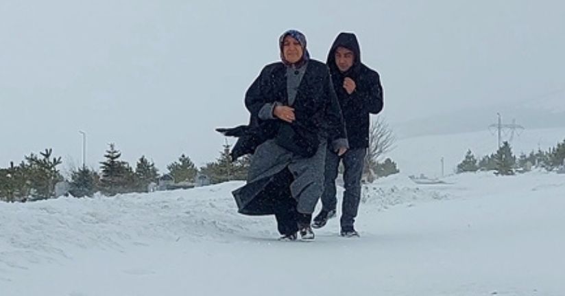 Doğu kar altında; bin 561 yerleşim biriminin yolu kapandı