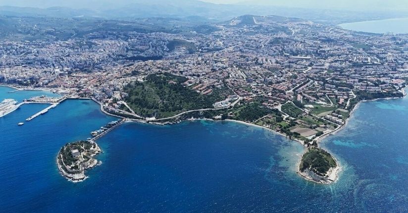 Kuşadası’nda deniz suyu çekildi; Roma dönemine ait mermer kaide ortaya çıktı