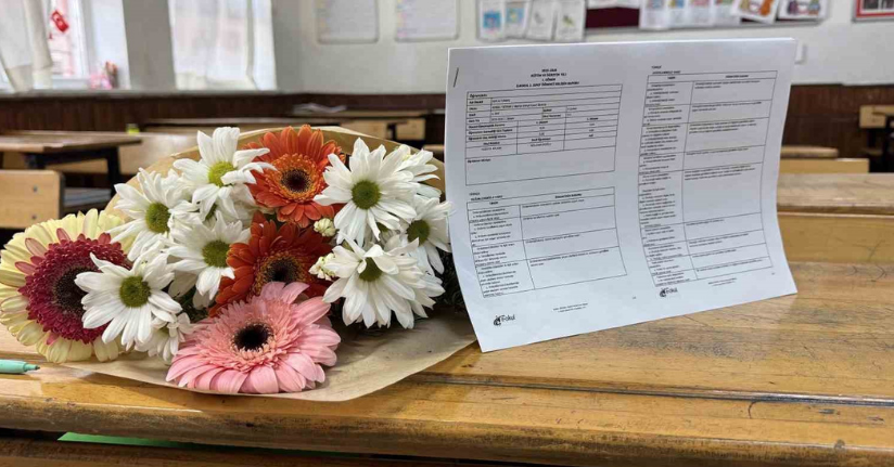 Babaları tarafından öldürülen kardeşlerin karneleri çiçeklerle sıralarına bırakıldı