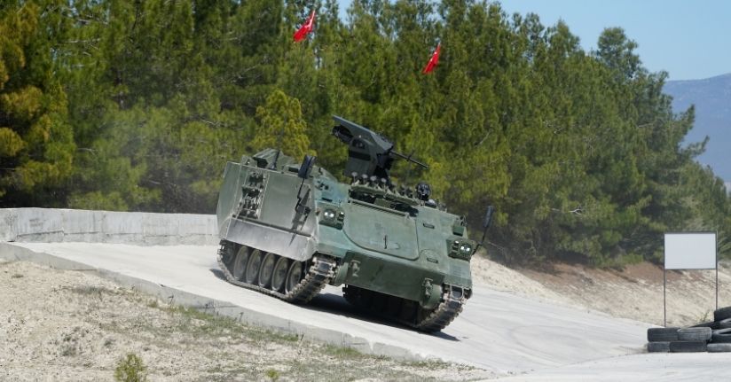 İlk elektrikli zırhlı personel taşıyıcısı teslim edildi