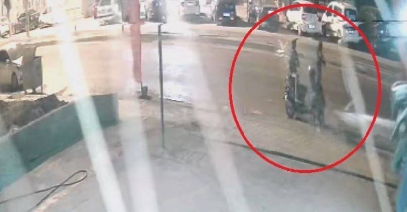 Motosikletle gelen maskeli 2 şahıs pompalı tüfeklerle iş yerini kurşunladı