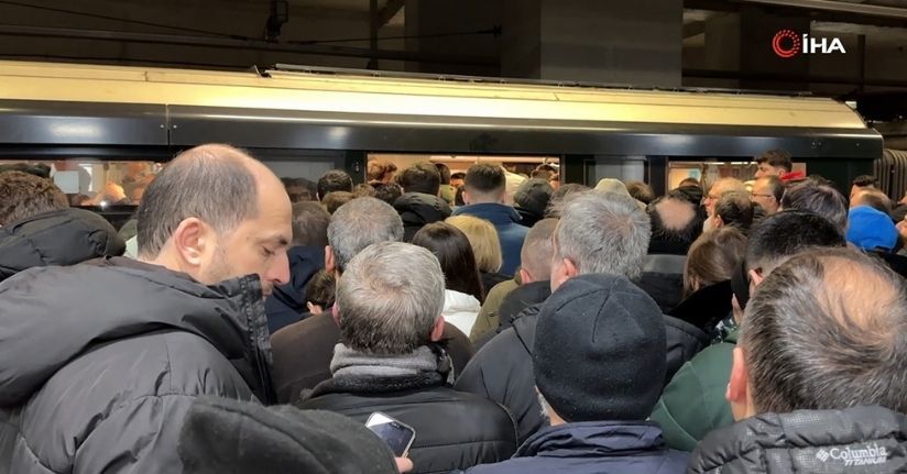 Kar yağışı nedeniyle Mahmutbey Metrosunda oluşan yoğunluk seferlerde aksamalara neden oldu