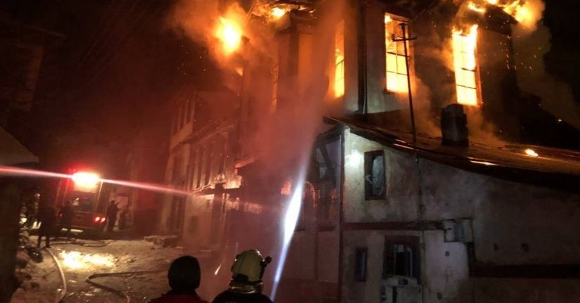 Kastamonu’da üç katlı tarihi konak yangında küle döndü