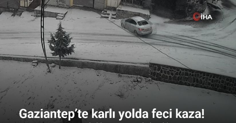 Gaziantep’te karlı yolda feci kaza: Kayan araç kaldırıma çarparak devrildi