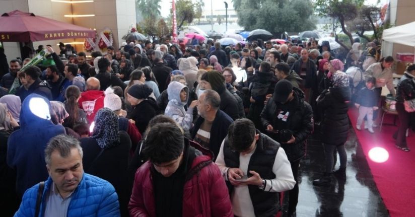 Antalya’da teknoloji indirimi izdihama yol açtı: 10 saat yağmur altında beklediler