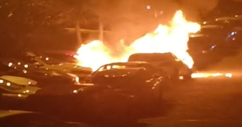 Beşiktaş’ta park halindeki 4 otomobil alev alev yandı