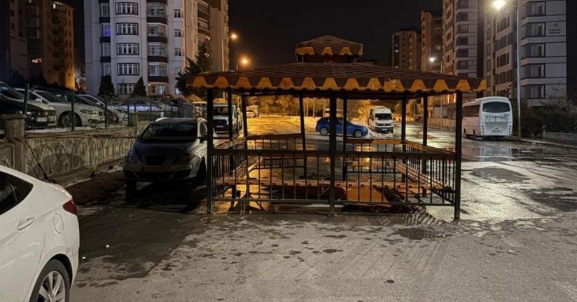 Şiddetli rüzgar, söktüğü kamelyayı bozmadan yola kondurdu