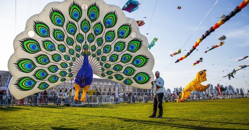 Dünya birincisi ‘Tavus kuşu’ uçurtmasını Katar semalarında Türk bayrağıyla uçurdu