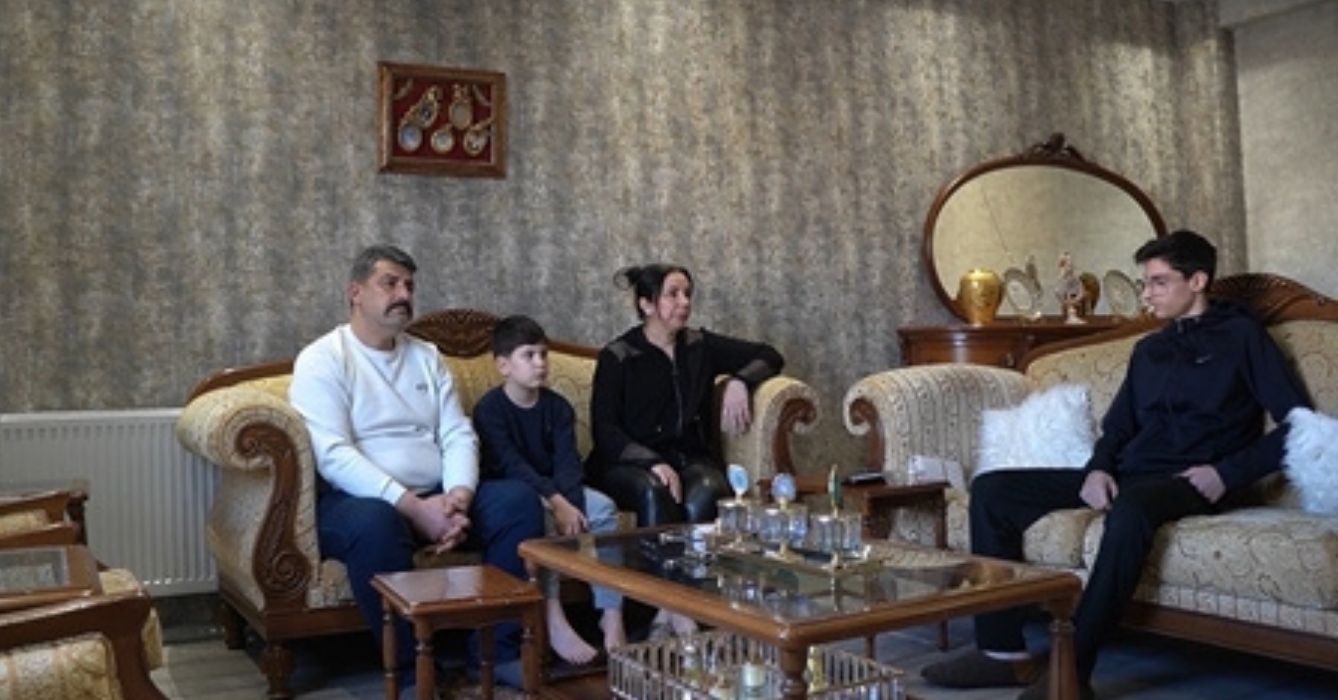 Saldırıda evlerine 104 mermi isabet eden aile dışarı çıkamıyor