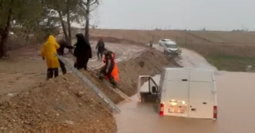 Adana’da sağanak hayatı felç etti: Araçlarında mahsur kalan vatandaşları itfaiye kurtardı