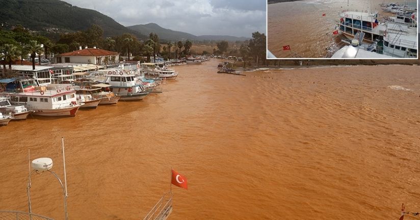Akyaka’da denizin rengi kahverengiye döndü