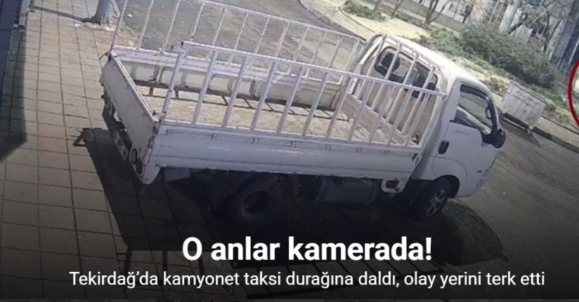 Tekirdağ’da kamyonet taksi durağına daldı, olay yerini terk etti: O anlar kamerada