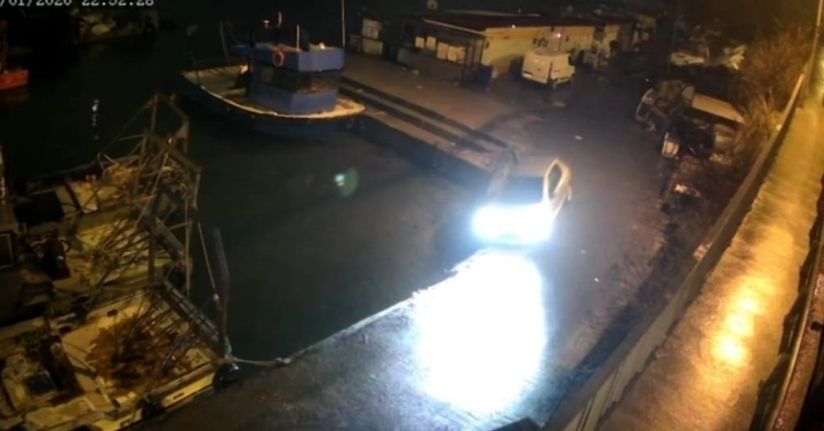 Sarıyer’de aynı yerde aynı şekilde ikinci kez bir araç mendirekte asılı kaldı. O anlar kamerada