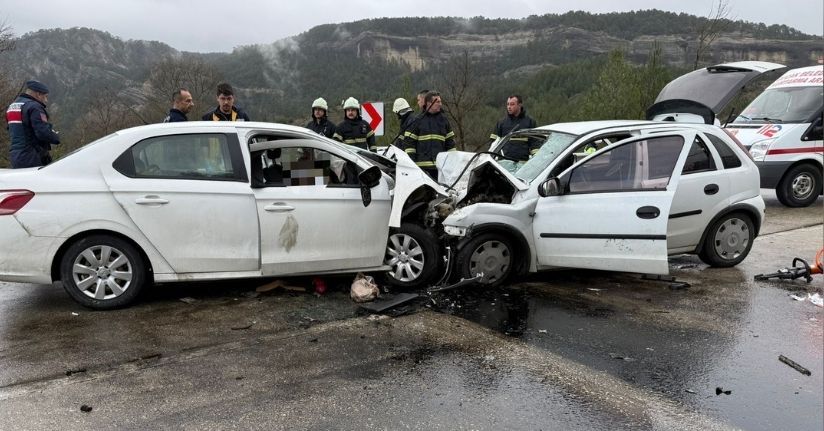 Burdur'da iki otomobil kafa kafaya çarpıştı; 6 ölü, 6 yaralı