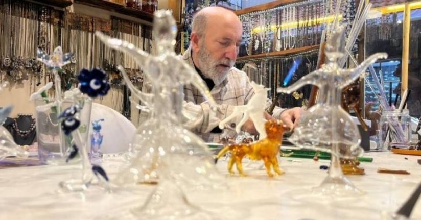 25 yıldır camlara üfleyerek şekil veriyor