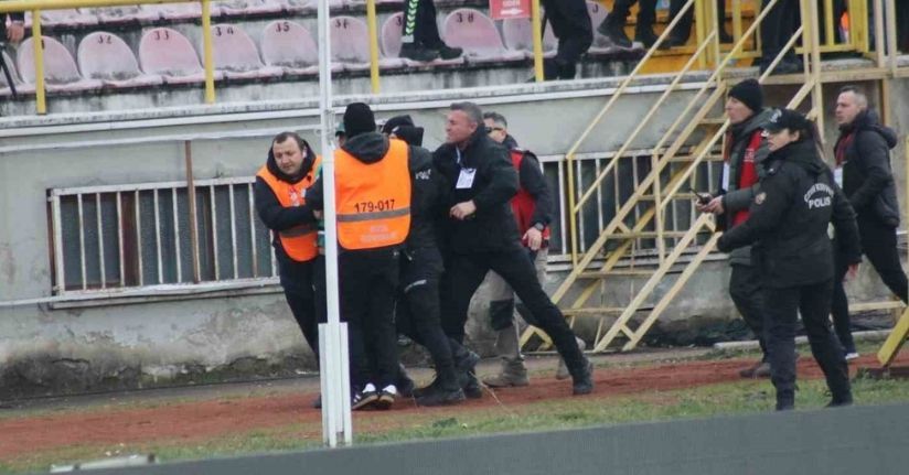 Tribünden atlayan Sakaryasporlu taraftarlar kelepçeyle sahadan çıkartıldı
