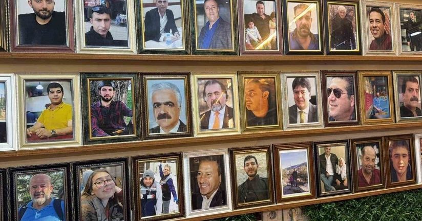 Deprem şehitlerinin fotoğrafları 3 yıldır çay ocağının duvarında asılı