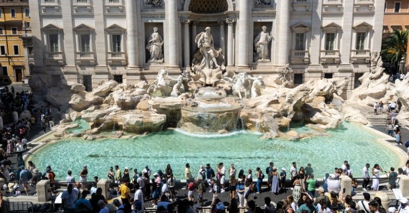 Roma'nın tarihi Trevi Çeşmesi'nde turistler için ücretli dönem başladı